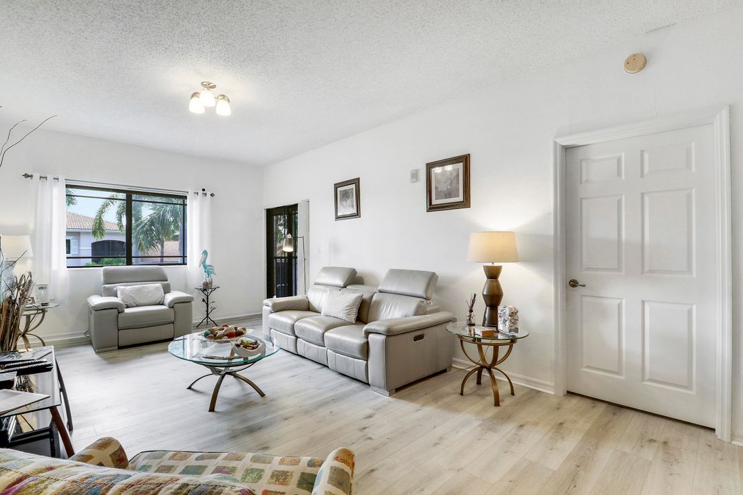 Active With Contract: $289,900 (2 beds, 2 baths, 1092 Square Feet)