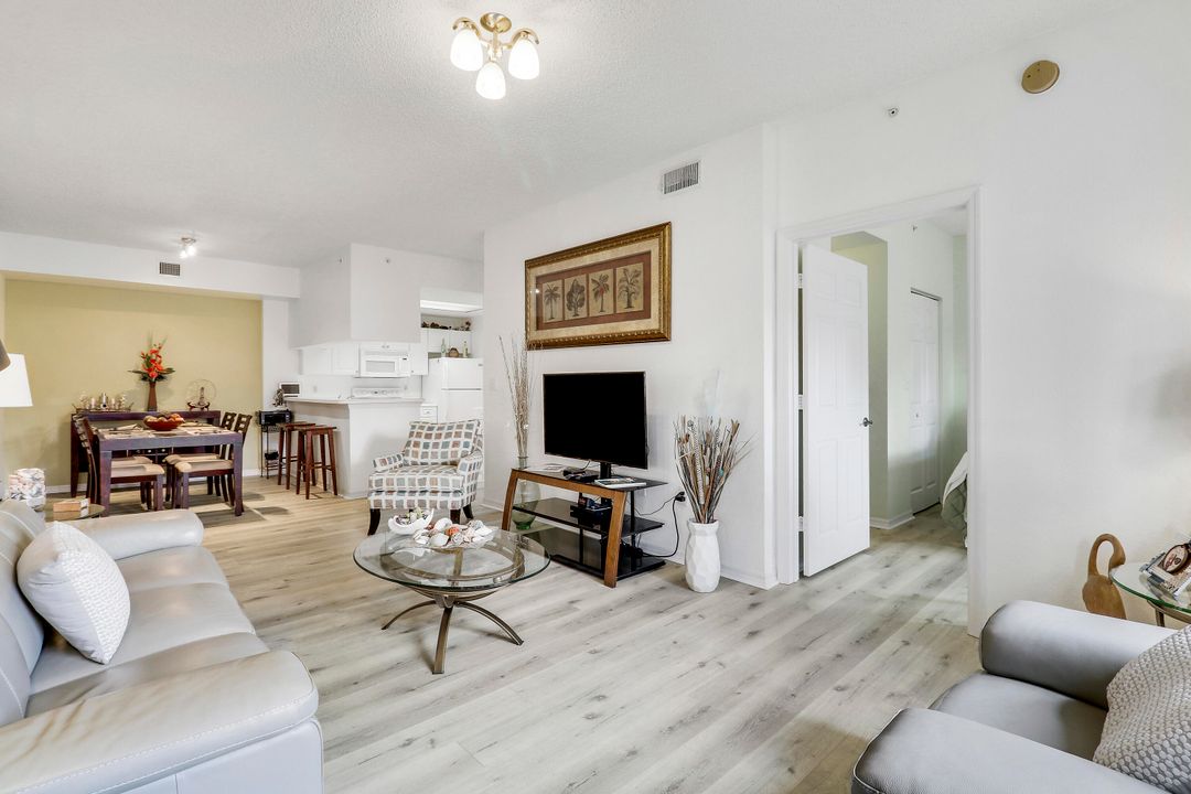 Active With Contract: $289,900 (2 beds, 2 baths, 1092 Square Feet)