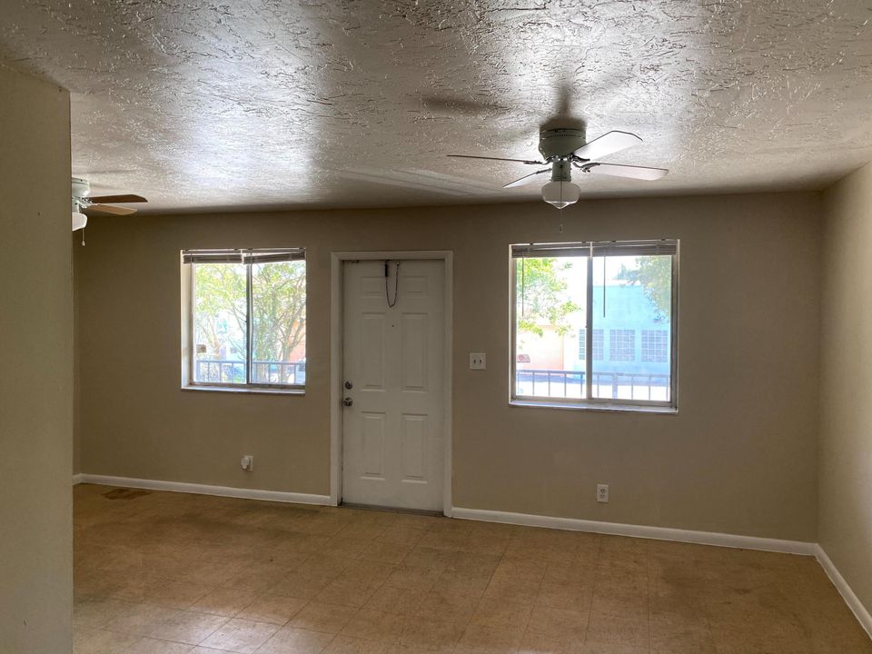 For Rent: $1,450 (2 beds, 1 baths, 700 Square Feet)