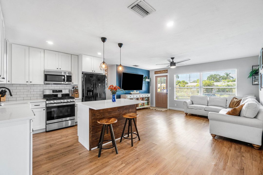 合同活跃: $439,000 (3 贝兹, 2 浴室, 1008 平方英尺)