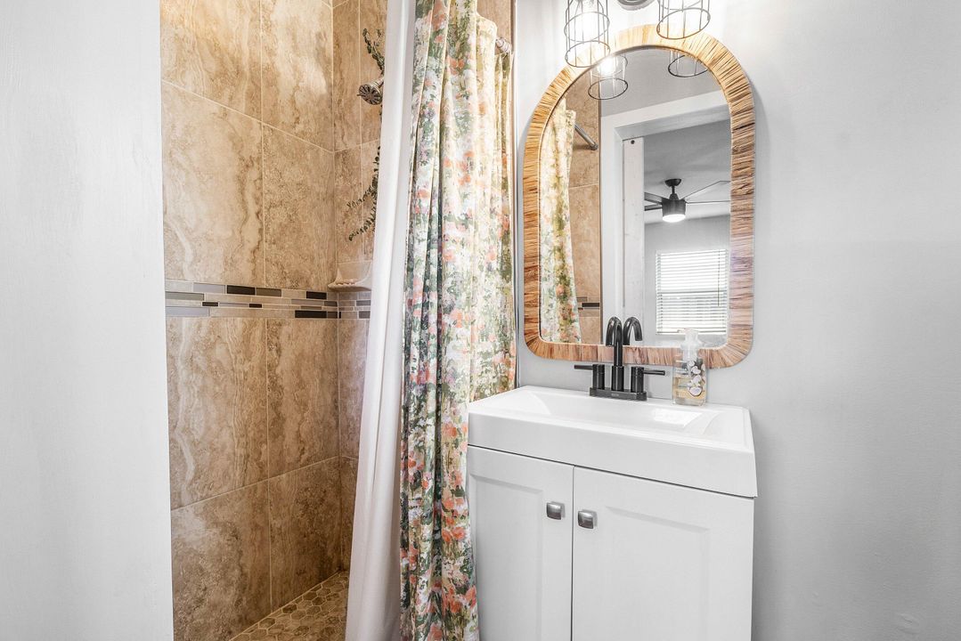 合同活跃: $439,000 (3 贝兹, 2 浴室, 1008 平方英尺)