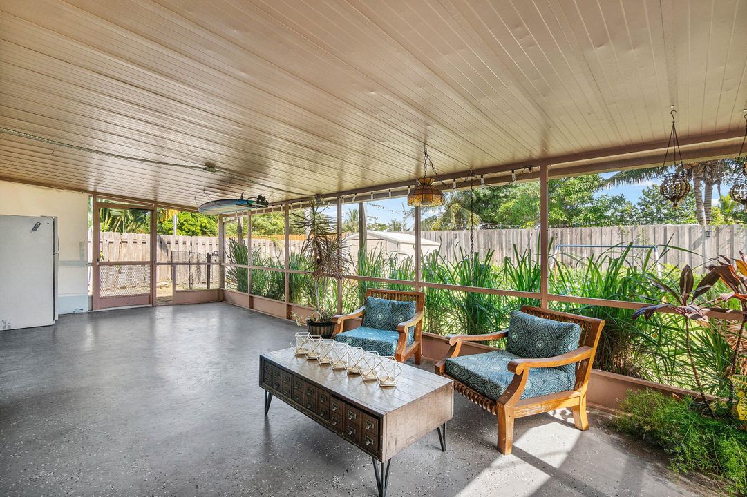 合同活跃: $439,000 (3 贝兹, 2 浴室, 1008 平方英尺)