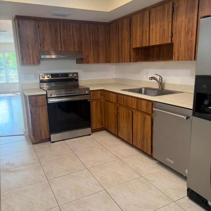 На продажу: $330,000 (2 спален, 2 ванн, 1102 Квадратных фут)