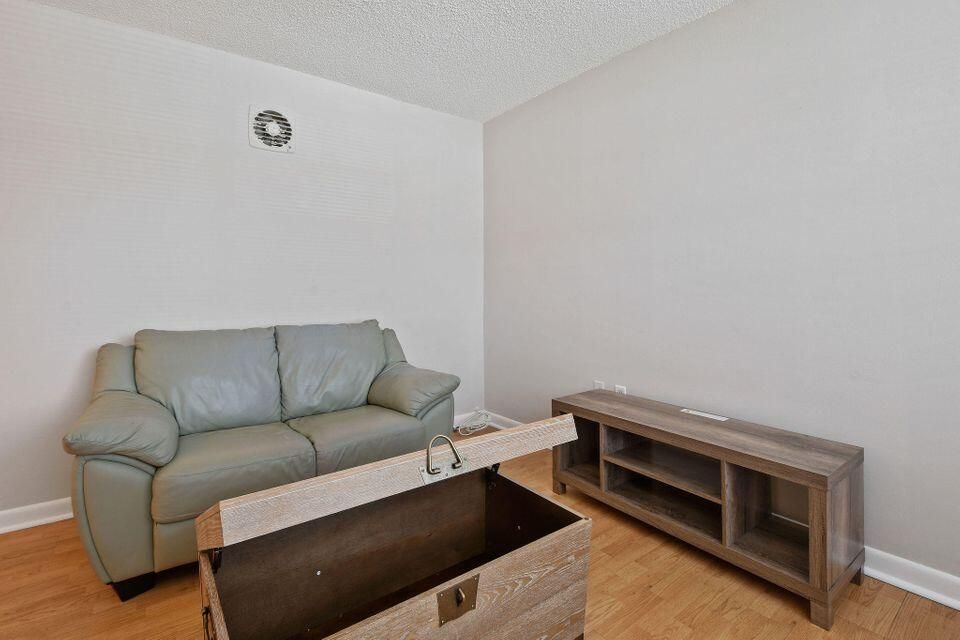 For Sale: $128,000 (1 beds, 1 baths, 418 Square Feet)