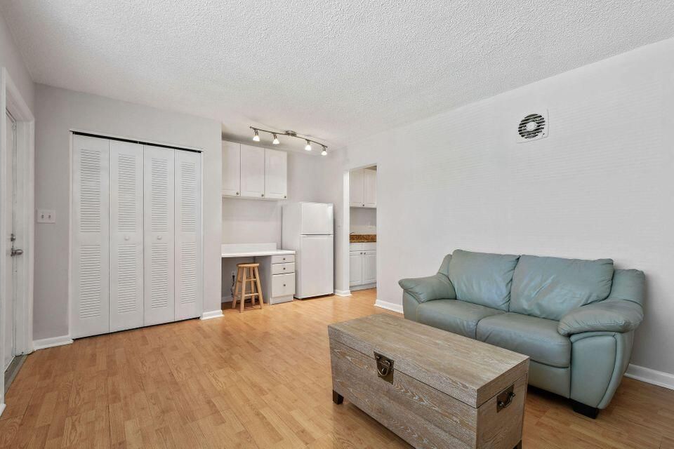 For Sale: $128,000 (1 beds, 1 baths, 418 Square Feet)