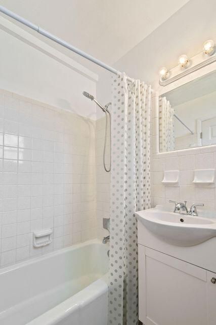 For Sale: $128,000 (1 beds, 1 baths, 418 Square Feet)