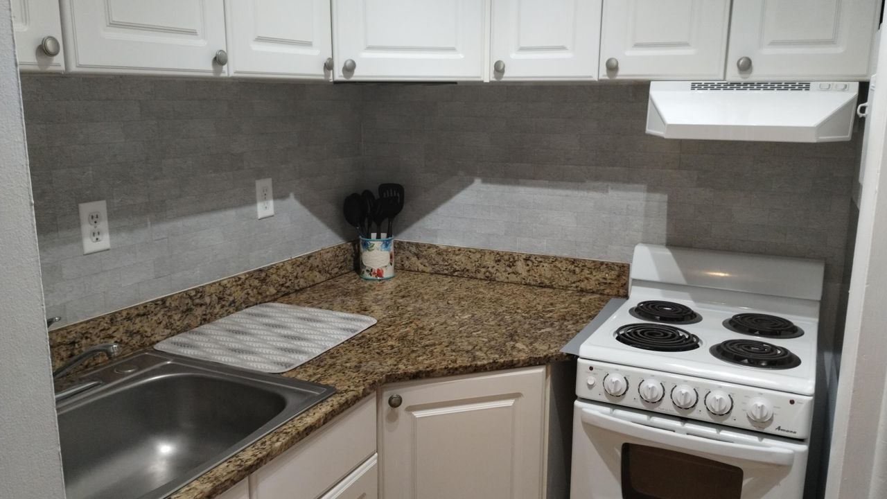 For Sale: $128,000 (1 beds, 1 baths, 418 Square Feet)