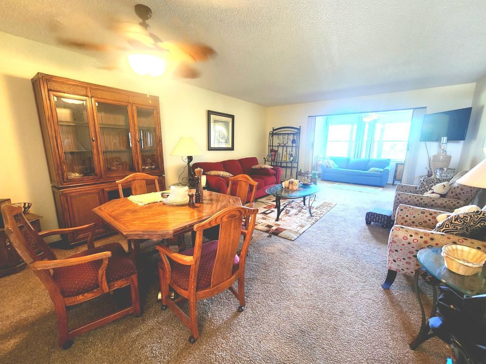 出租: $1,450 (1 贝兹, 1 浴室, 986 平方英尺)