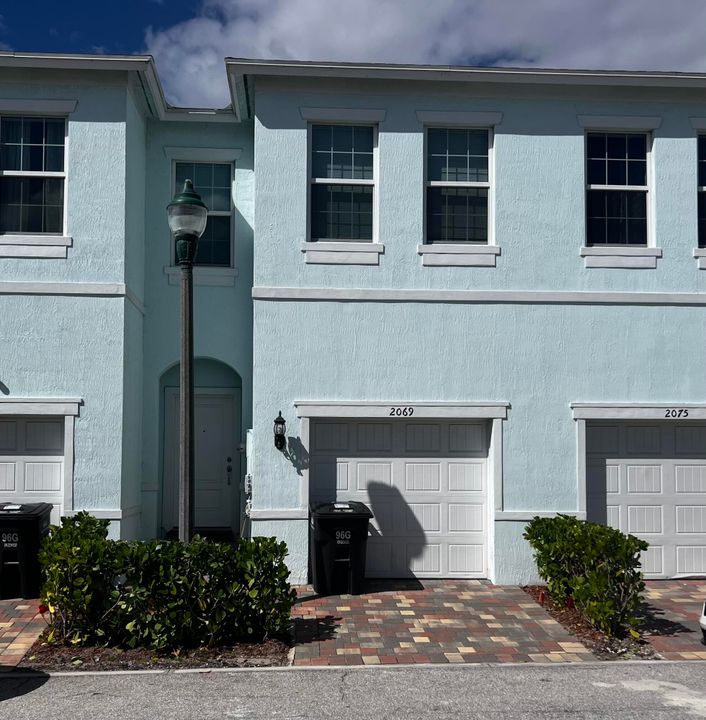 Recently Rented: $3,000 (3 beds, 2 baths, 1646 Square Feet)