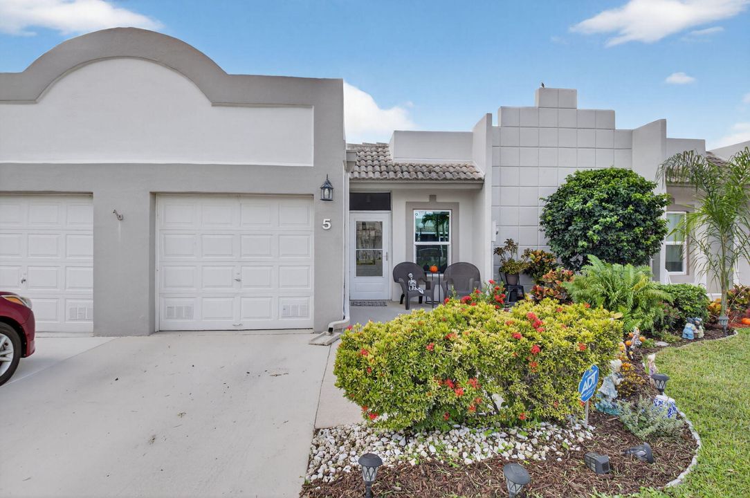 For Sale: $372,700 (2 beds, 2 baths, 1227 Square Feet)