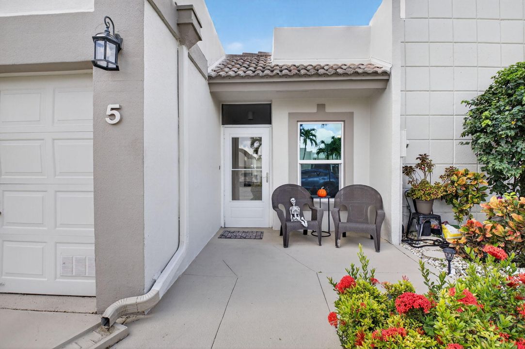 For Sale: $372,700 (2 beds, 2 baths, 1227 Square Feet)