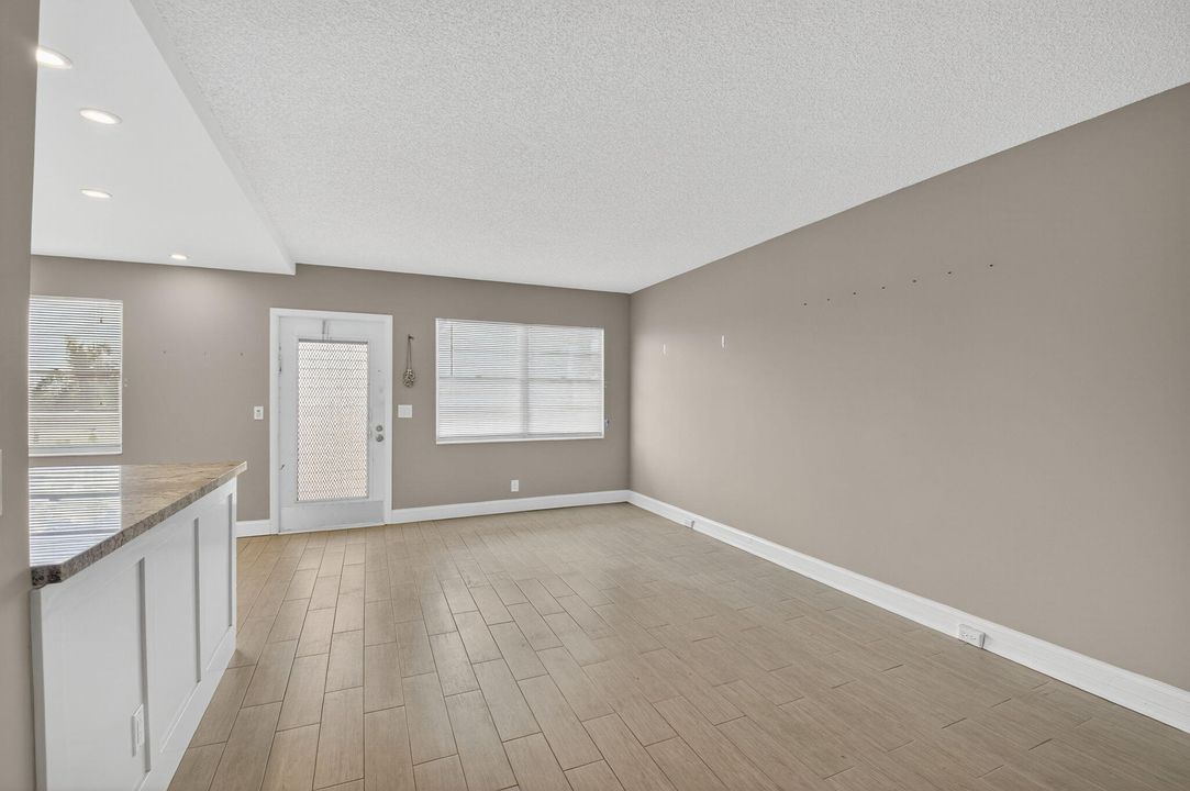 待售: $195,000 (2 贝兹, 2 浴室, 916 平方英尺)