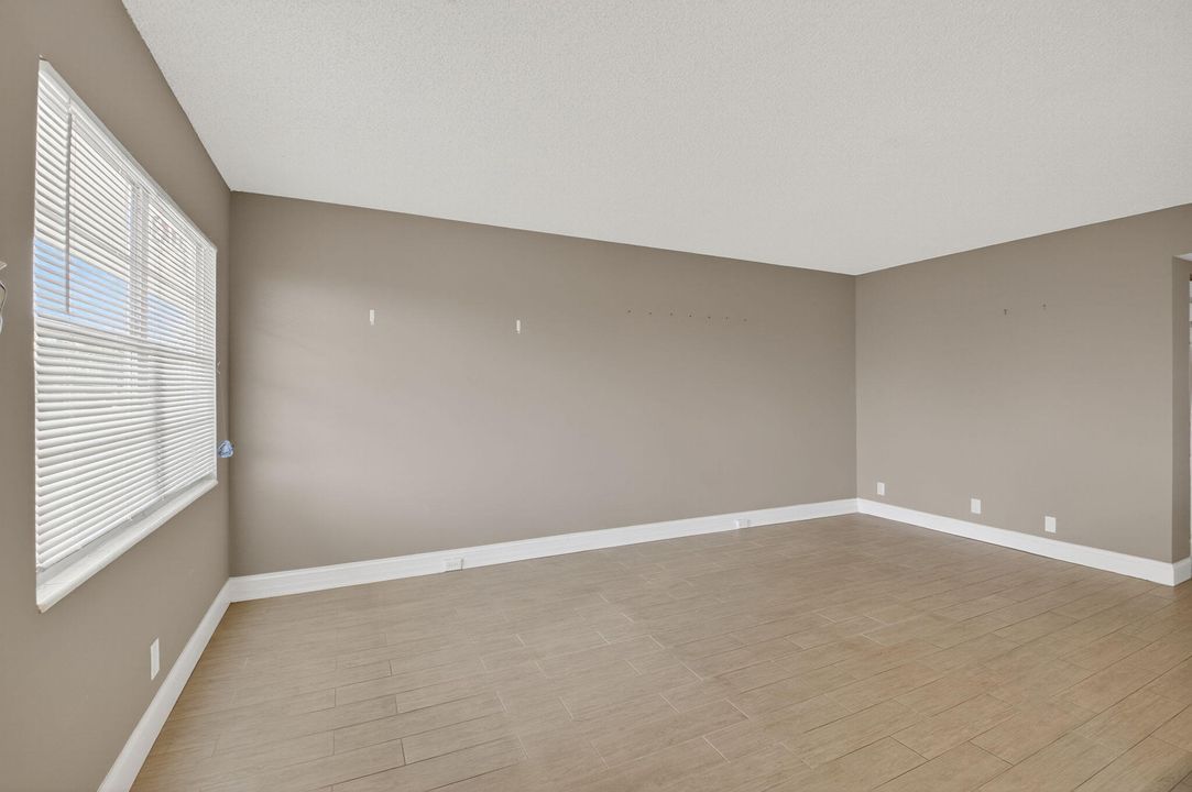 待售: $195,000 (2 贝兹, 2 浴室, 916 平方英尺)