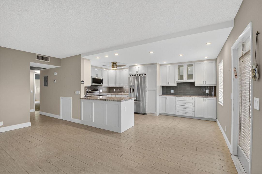 待售: $195,000 (2 贝兹, 2 浴室, 916 平方英尺)