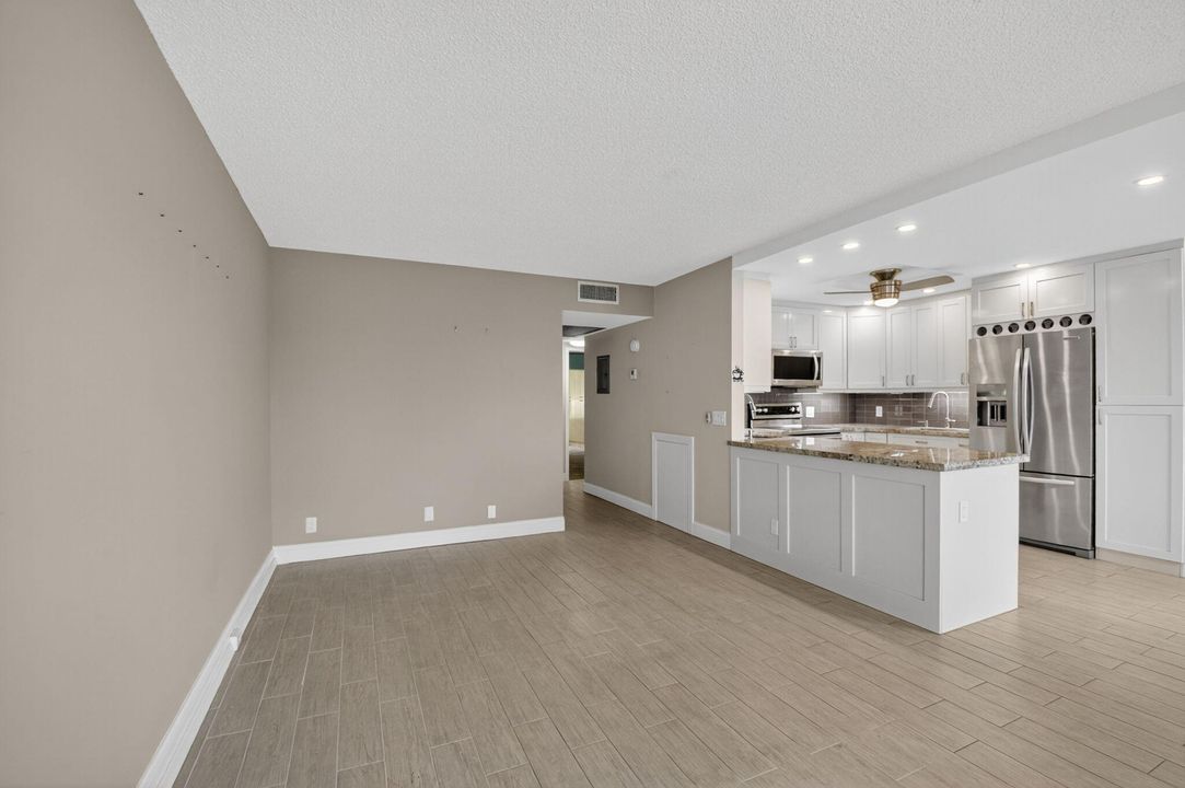 待售: $195,000 (2 贝兹, 2 浴室, 916 平方英尺)