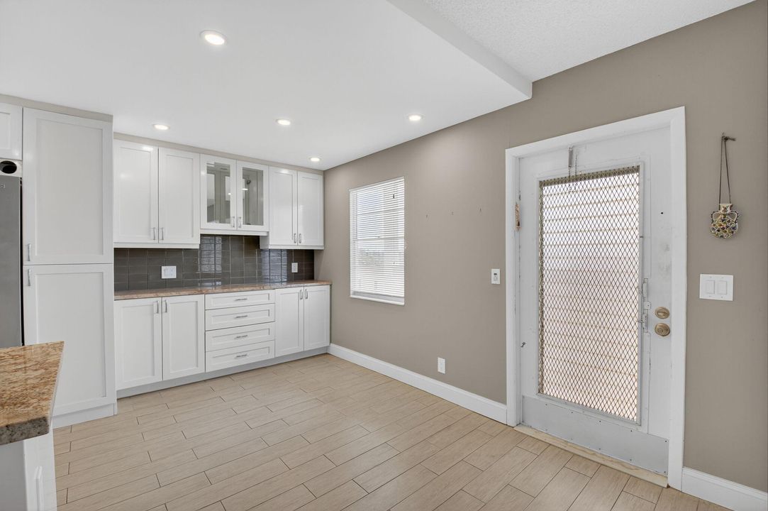 待售: $195,000 (2 贝兹, 2 浴室, 916 平方英尺)