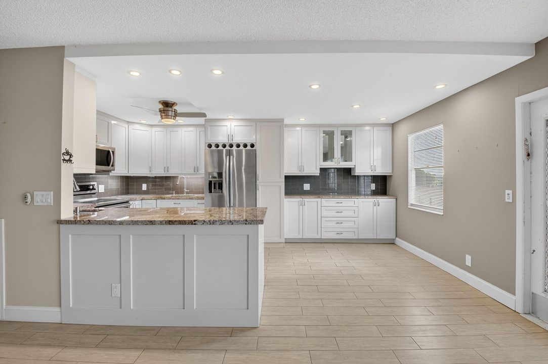 待售: $195,000 (2 贝兹, 2 浴室, 916 平方英尺)