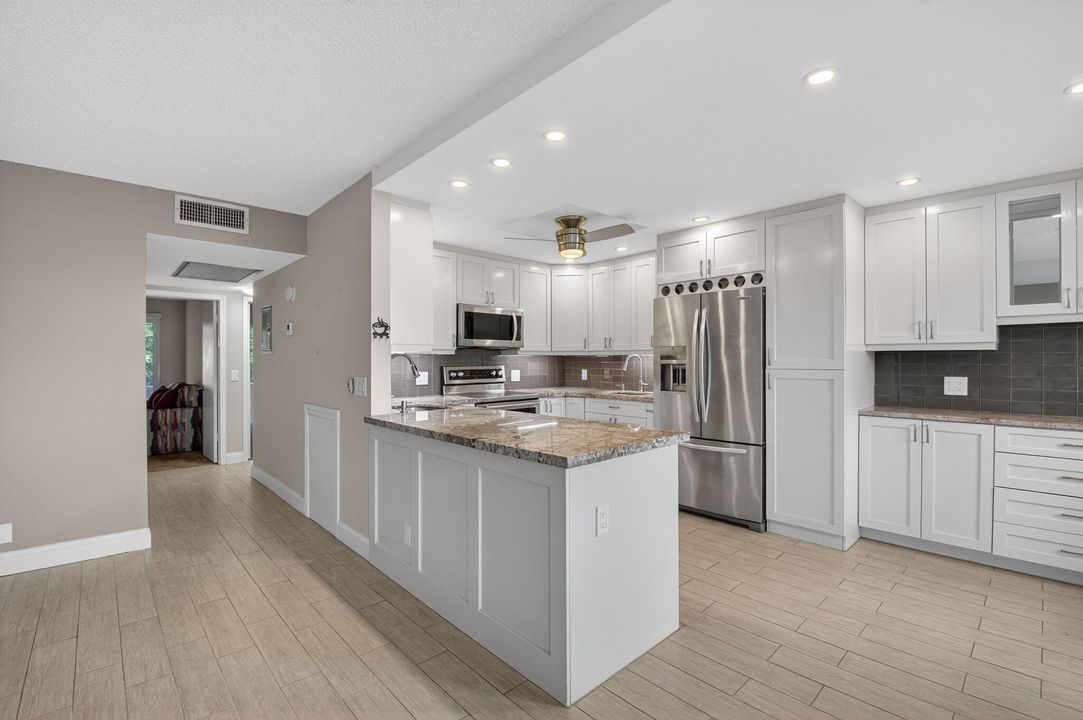 待售: $195,000 (2 贝兹, 2 浴室, 916 平方英尺)