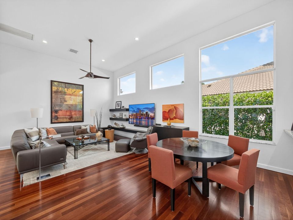 Под контрактом: $2,500,000 (4 спален, 3 ванн, 3614 Квадратных фут)