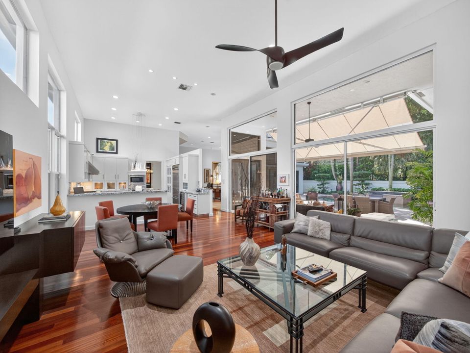 Под контрактом: $2,500,000 (4 спален, 3 ванн, 3614 Квадратных фут)