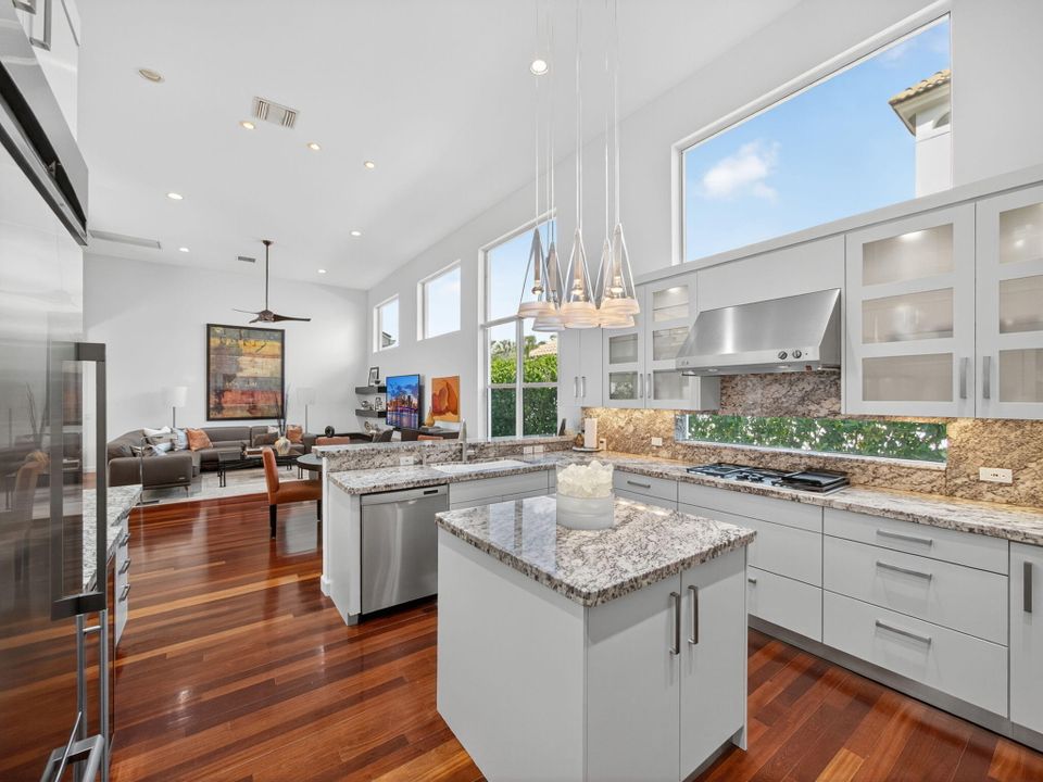 Под контрактом: $2,500,000 (4 спален, 3 ванн, 3614 Квадратных фут)