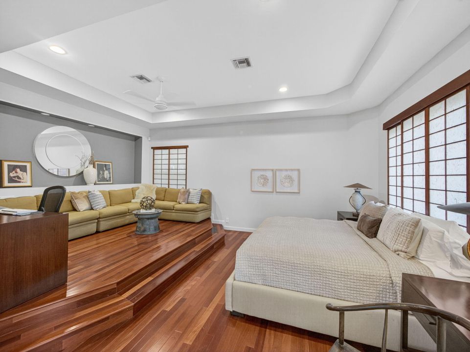 Под контрактом: $2,500,000 (4 спален, 3 ванн, 3614 Квадратных фут)