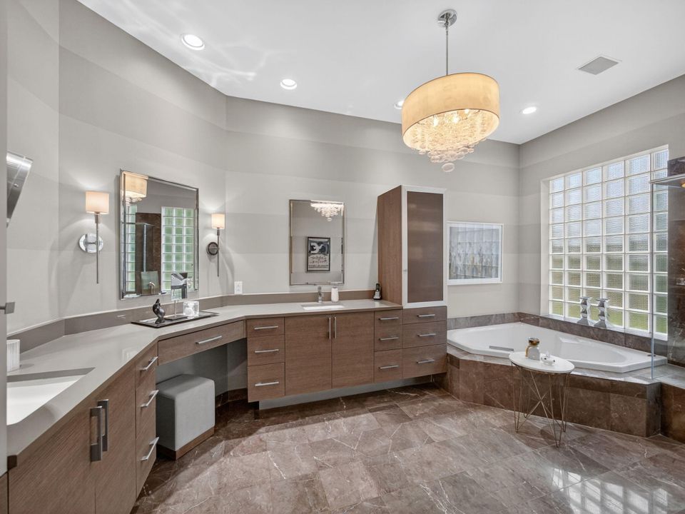 Под контрактом: $2,500,000 (4 спален, 3 ванн, 3614 Квадратных фут)