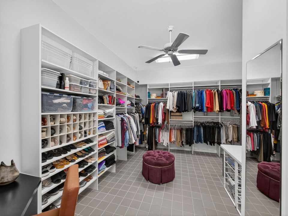 Под контрактом: $2,500,000 (4 спален, 3 ванн, 3614 Квадратных фут)