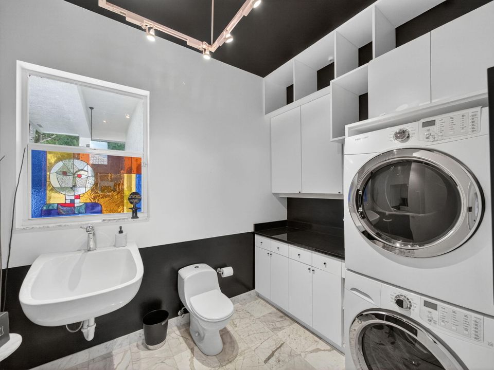 Под контрактом: $2,500,000 (4 спален, 3 ванн, 3614 Квадратных фут)