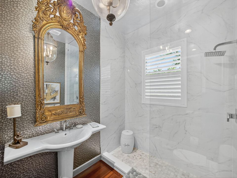 Под контрактом: $2,500,000 (4 спален, 3 ванн, 3614 Квадратных фут)