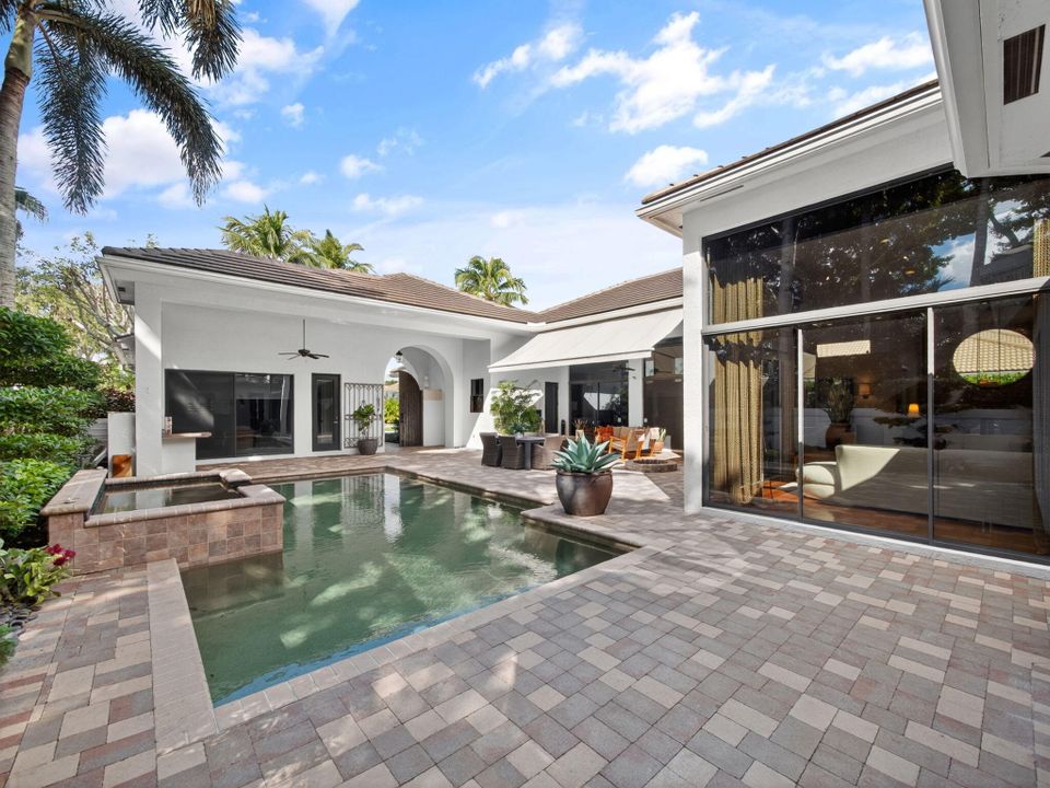 Под контрактом: $2,500,000 (4 спален, 3 ванн, 3614 Квадратных фут)