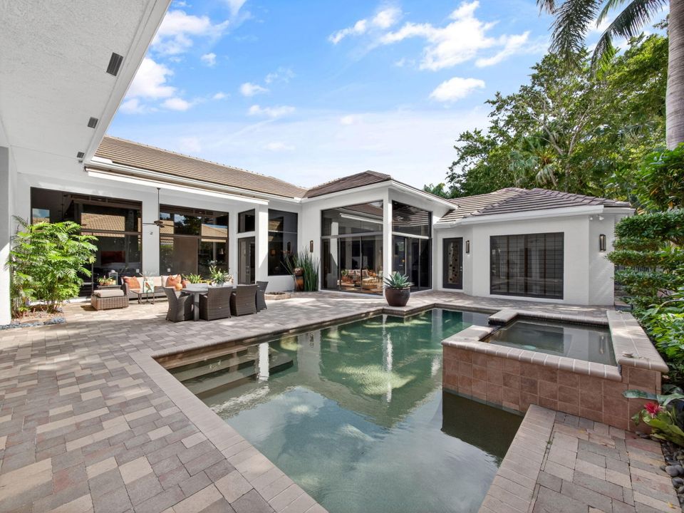 Под контрактом: $2,500,000 (4 спален, 3 ванн, 3614 Квадратных фут)