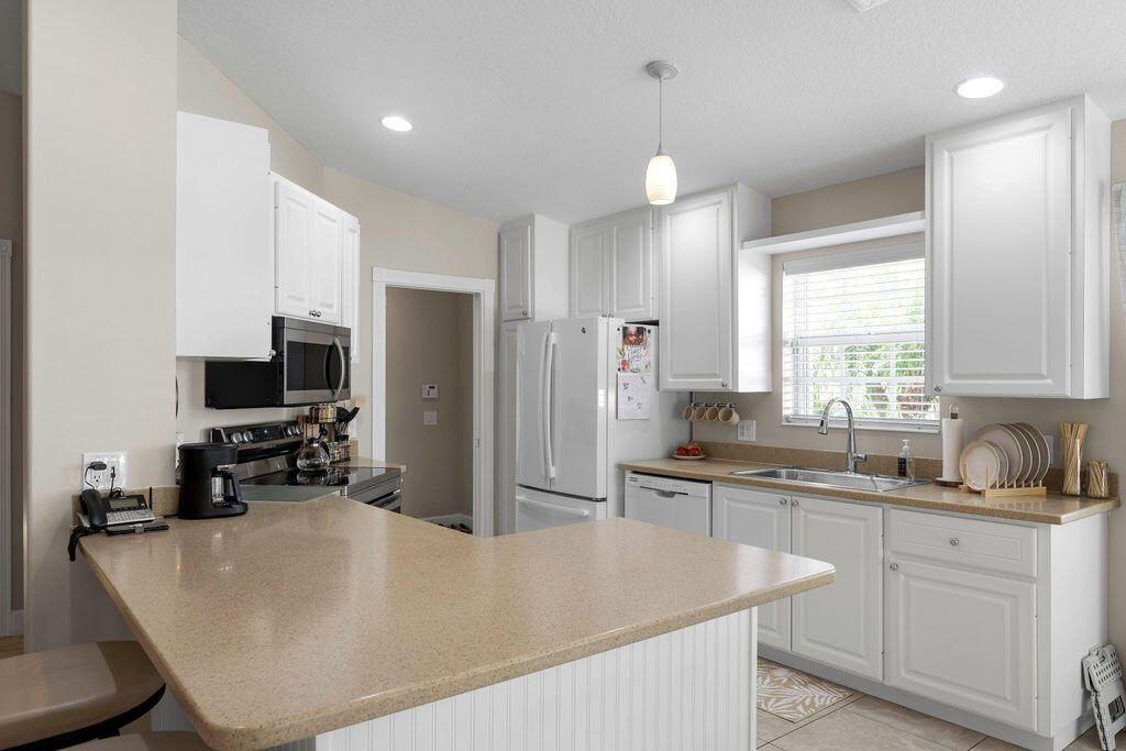 For Sale: $309,000 (2 beds, 2 baths, 1526 Square Feet)