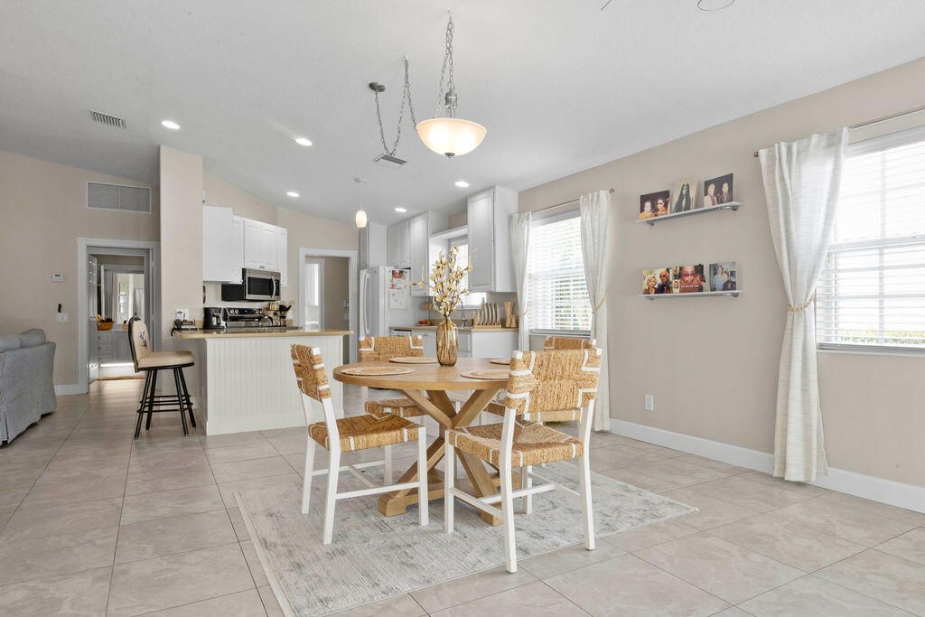 For Sale: $309,000 (2 beds, 2 baths, 1526 Square Feet)