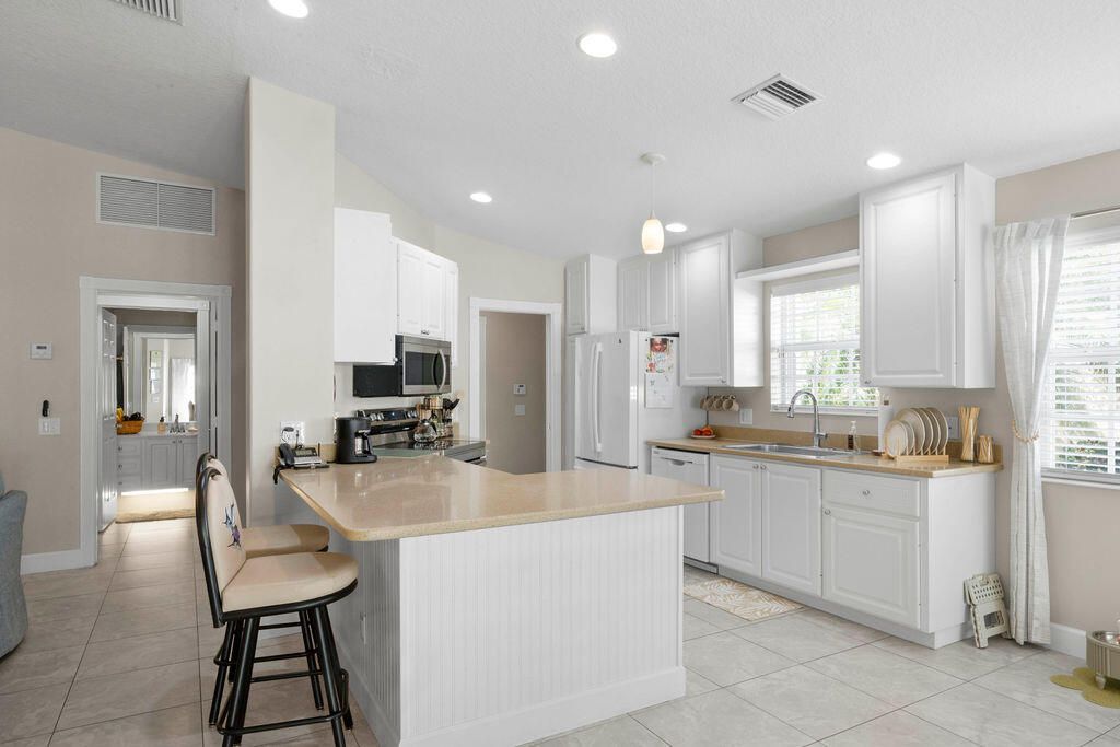 For Sale: $309,000 (2 beds, 2 baths, 1526 Square Feet)