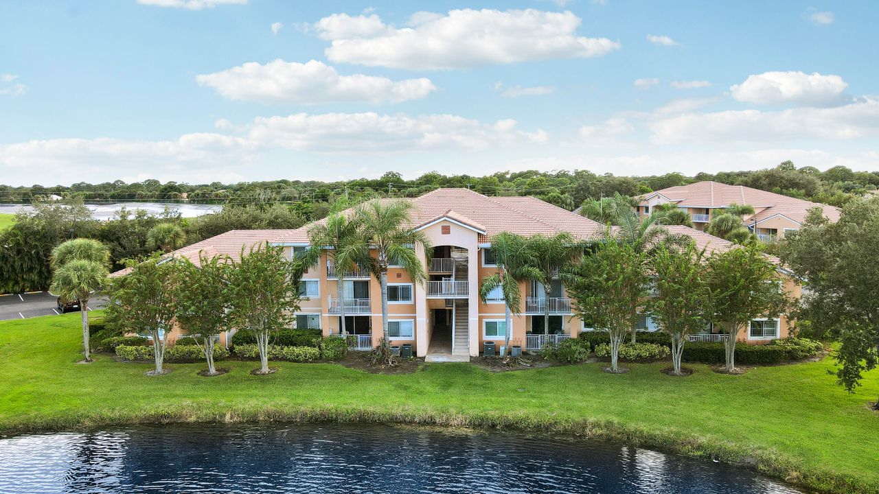 For Rent: $1,850 (2 beds, 2 baths, 1033 Square Feet)