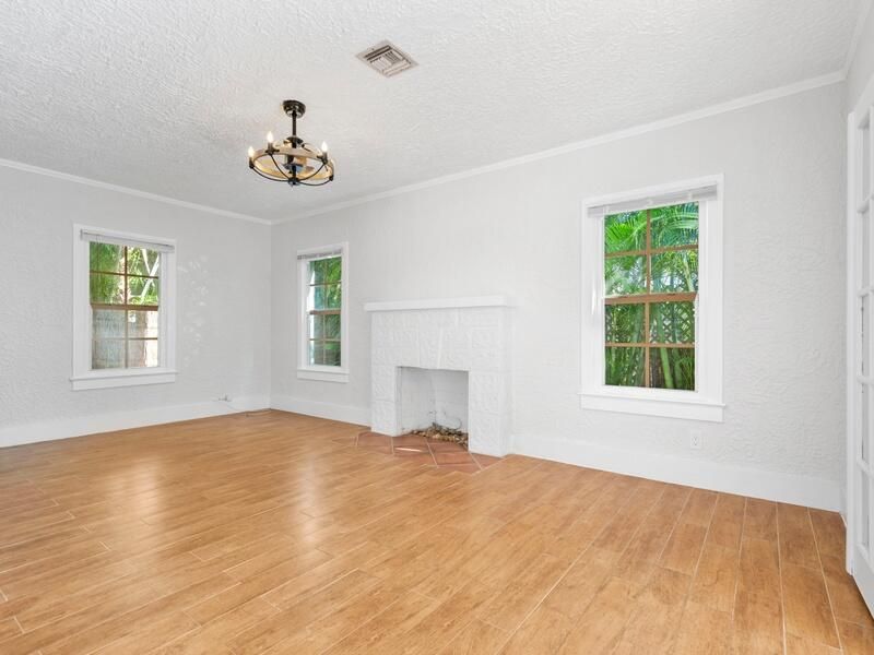 Recently Rented: $4,500 (3 beds, 1 baths, 1536 Square Feet)