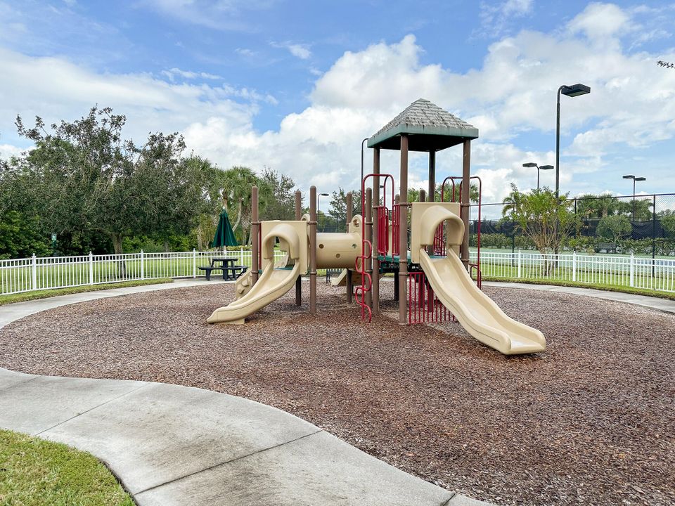 For Sale: $309,000 (2 beds, 2 baths, 1526 Square Feet)