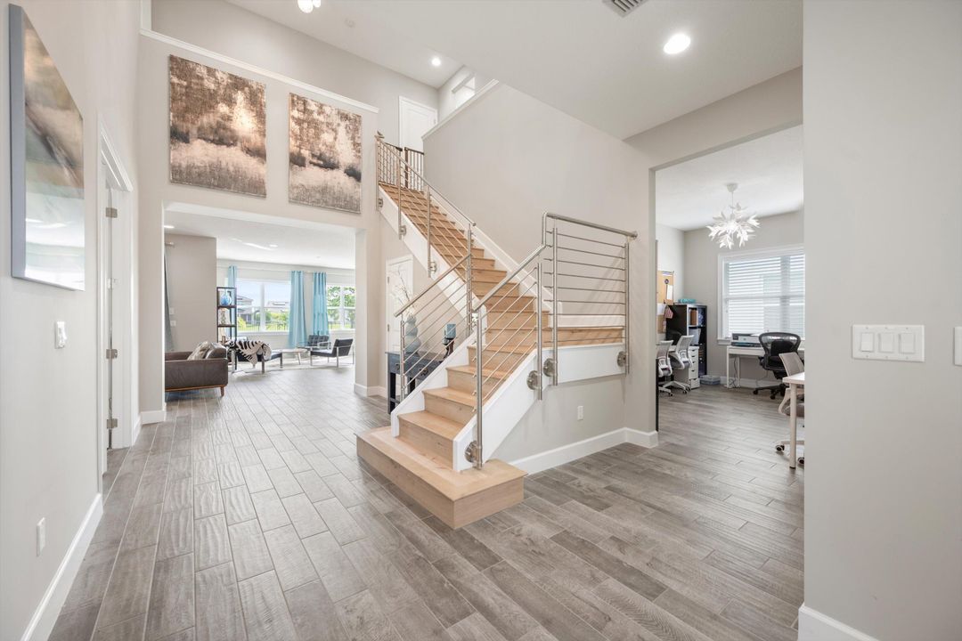 合同活跃: $899,999 (6 贝兹, 5 浴室, 4102 平方英尺)