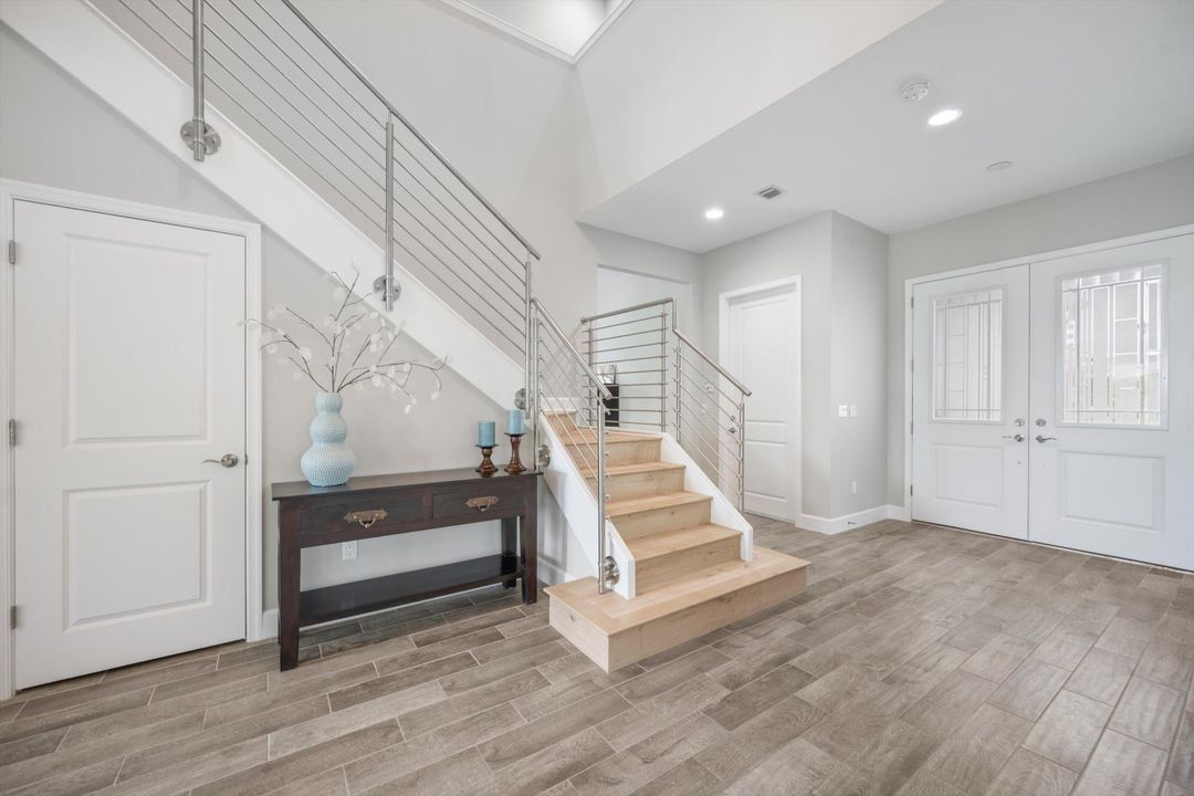 合同活跃: $899,999 (6 贝兹, 5 浴室, 4102 平方英尺)