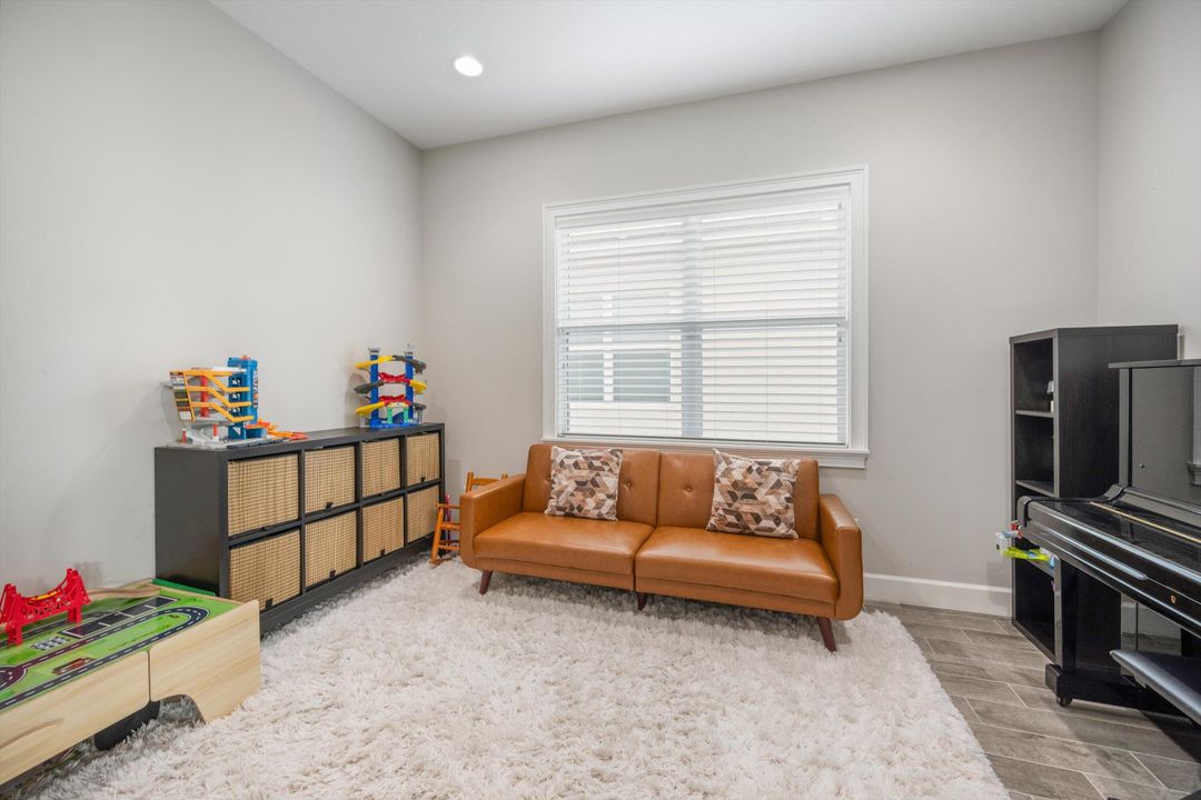 合同活跃: $899,999 (6 贝兹, 5 浴室, 4102 平方英尺)