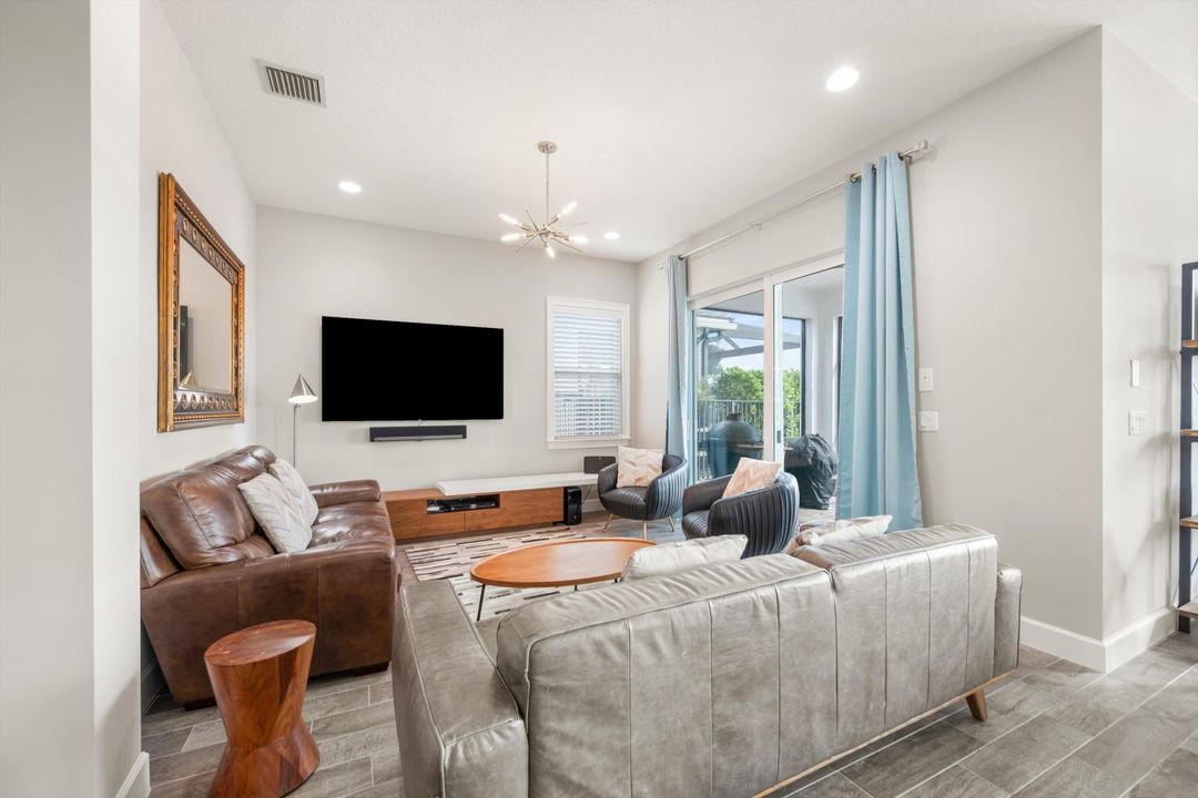 合同活跃: $899,999 (6 贝兹, 5 浴室, 4102 平方英尺)