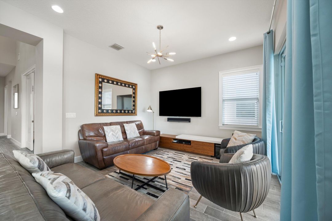 合同活跃: $899,999 (6 贝兹, 5 浴室, 4102 平方英尺)