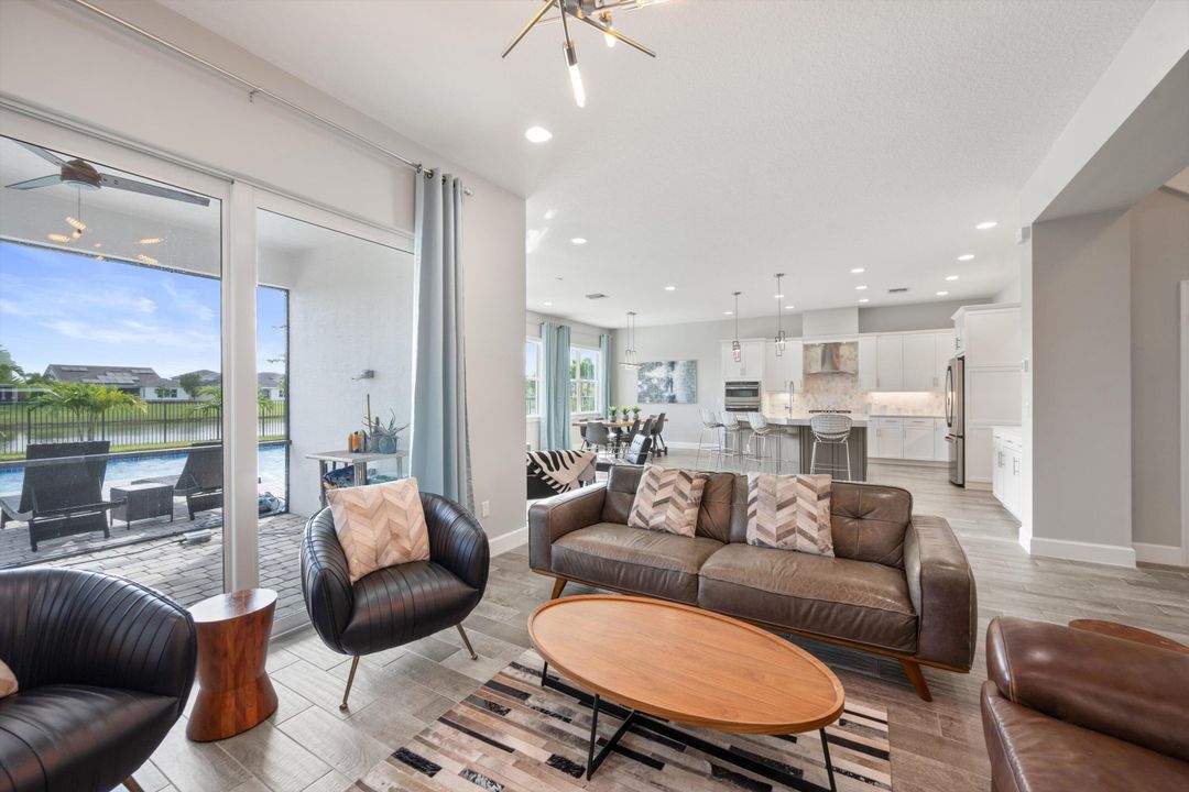 合同活跃: $899,999 (6 贝兹, 5 浴室, 4102 平方英尺)