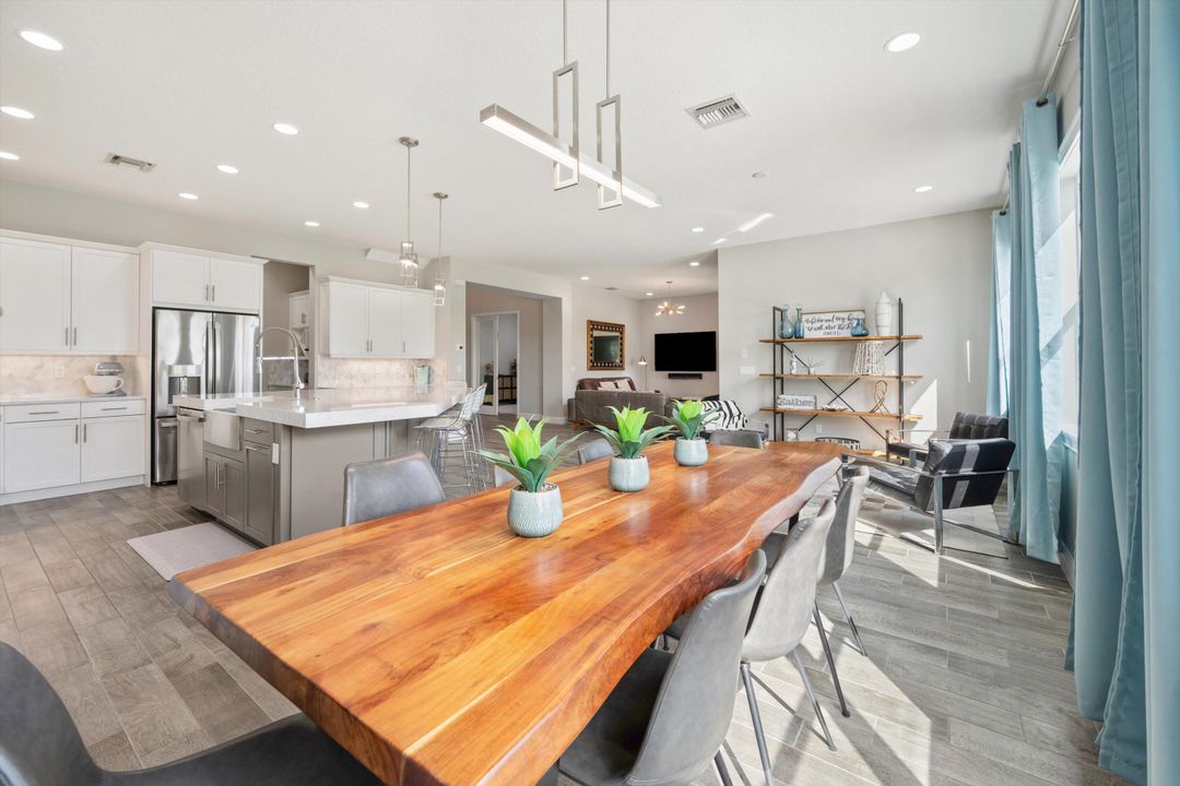 合同活跃: $899,999 (6 贝兹, 5 浴室, 4102 平方英尺)