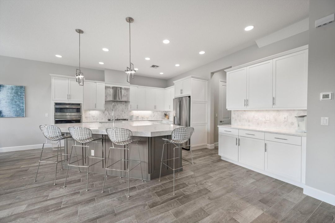 合同活跃: $899,999 (6 贝兹, 5 浴室, 4102 平方英尺)