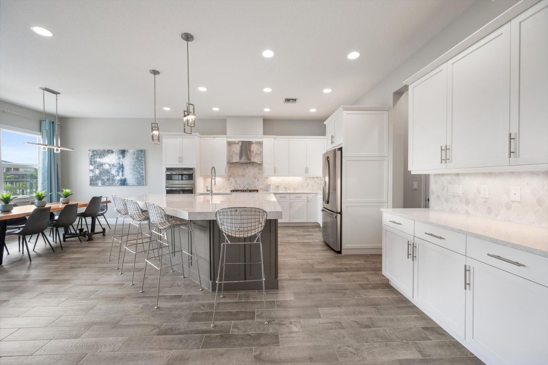 合同活跃: $899,999 (6 贝兹, 5 浴室, 4102 平方英尺)