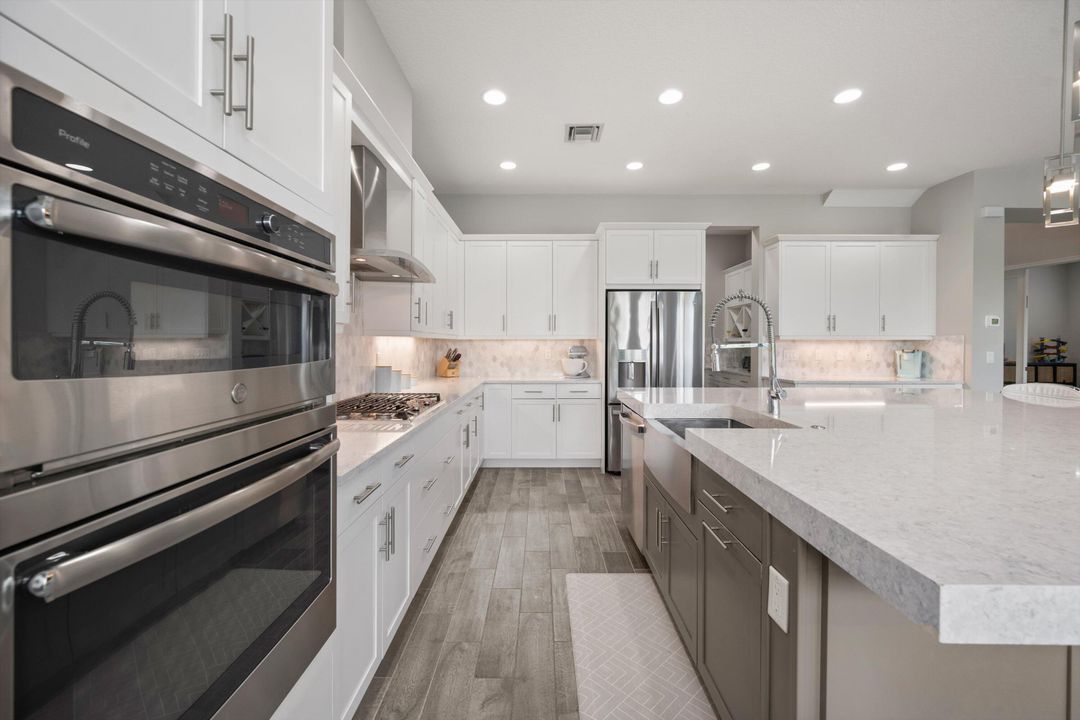 合同活跃: $899,999 (6 贝兹, 5 浴室, 4102 平方英尺)