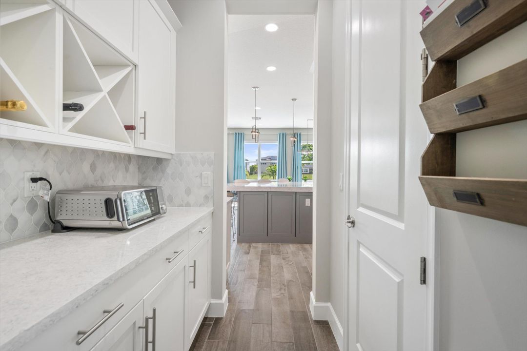 合同活跃: $899,999 (6 贝兹, 5 浴室, 4102 平方英尺)