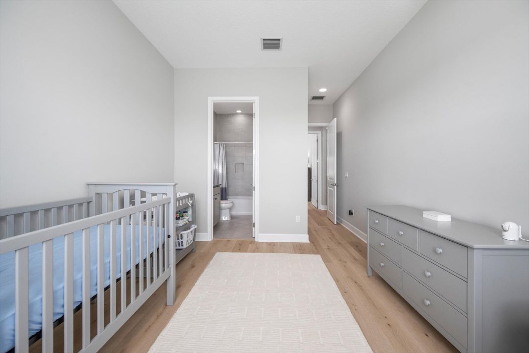 合同活跃: $899,999 (6 贝兹, 5 浴室, 4102 平方英尺)